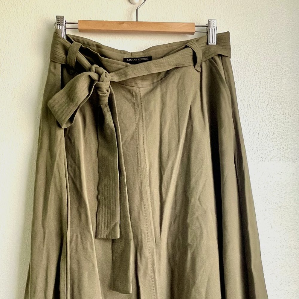 Banana Republic Midi Skirt, Army Green with Belt, Size 12
